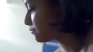சேவல் மீது அழகான உள்ளாடையுடன் செக்ஸ் காமம் பொன்னிறம்.