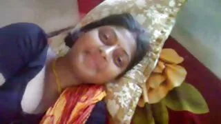 வெள்ளை குஞ்சு ஒரு கருப்பு நிறத்துடன் உடலுறவு கொள்கிறது. செக்ஸ் அடிமை காமம்