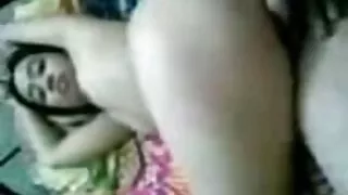 மிக் தனது மனைவி விக்கியை தனியா லிட்டரோடிகா ஸ்பான்கிங் செய்யும் போது அதீனா சுயஇன்பம் செய்கிறாள்.