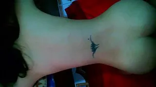 ஒவ்வொரு நாளும் அவள் சுயஇன்பம் காமம் செய்கிறாள்.