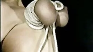 ஒரு இளம் பெண் நடிப்பில் நிர்வாணமாக இருக்க முடிவு டீன் காமம் செய்கிறாள்.